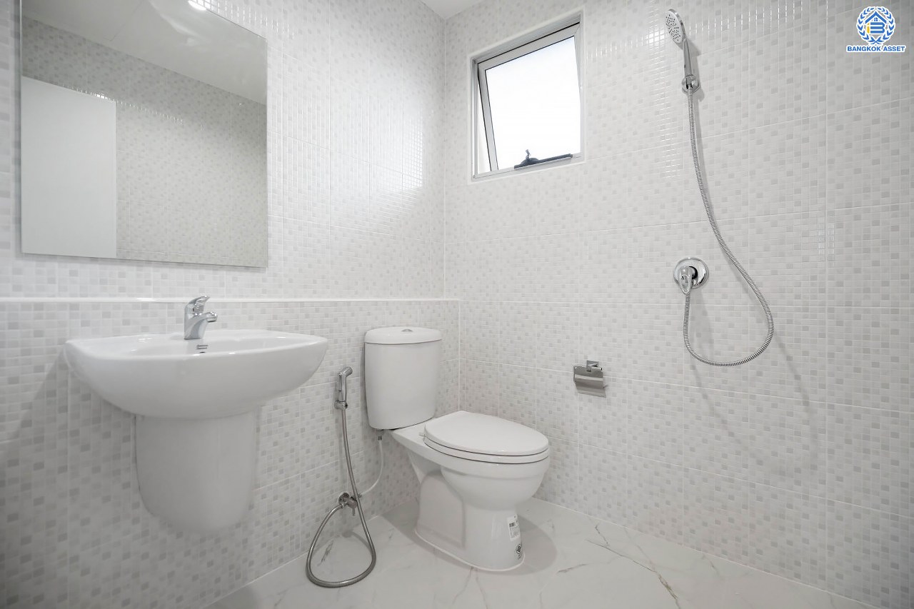 บ้านมือสองตกแต่งใหม่ คุณภาพแบรนด์ LH โครงการ ชัยพฤกษ์ ราชพฤกษ์-แจ้งวัฒนะ เนื้อที่ 58.4 ตร.ว. ฟังก์ชัน 3 ห้องนอน 3 ห้องน้ำ 2 ที่จอดรถ ภายในตกแต่งหรูหรา บนทำเลศักยภาพติดถนนราชพฤกษ์ เชื่อมสู่แจ้งวัฒนะได้อย่างรวดเร็ว และเพียง 10 นาทีถึงรถไฟฟ้า "สถานีบางรักใหญ่" จุดขึ้นทางด่วน "ศรีรัช" โรบินสัน ไลฟ์สไตล์ ราชพฤกษ์ และ โลตัส นอร์ธราชพฤกษ์